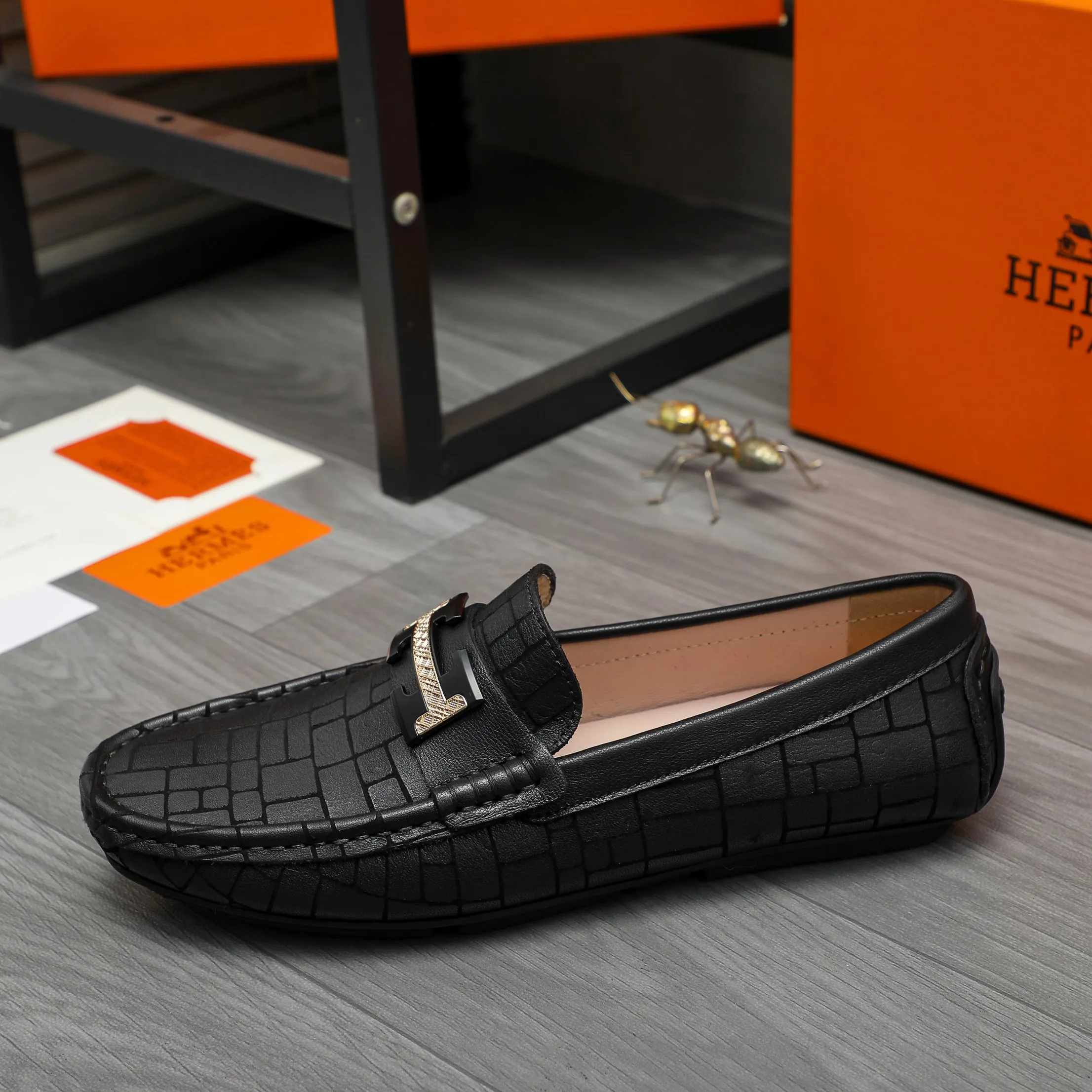 P380 Product trademark: HERMES "Hermes" casual slip-on men's shoes Regular size: 38-45 Product material: Selected embossed cowhide upper, sheepskin lining, rubber outsole